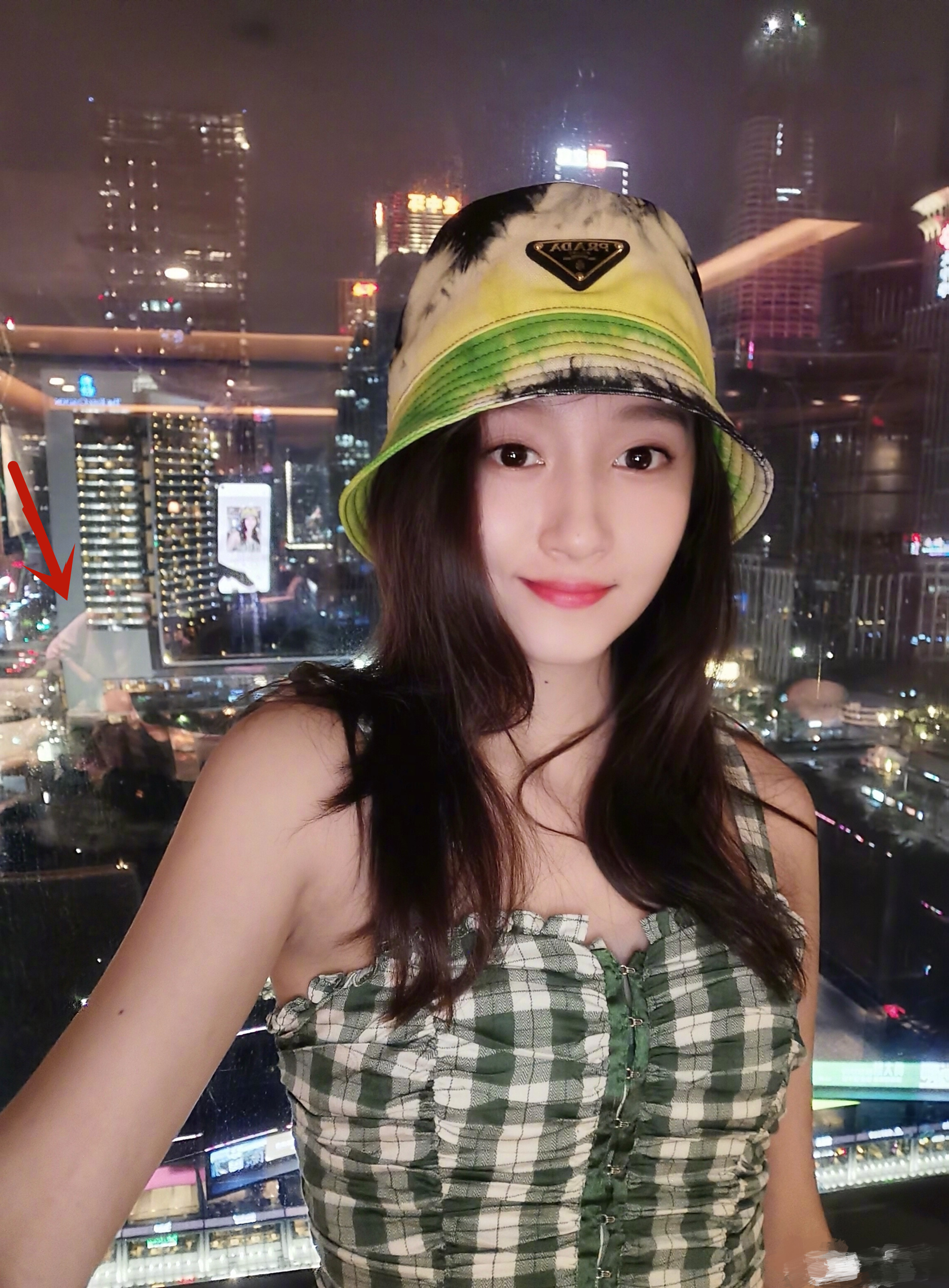 关晓彤晒自拍,疑似鹿晗另类出镜秀恩爱,破分手传言