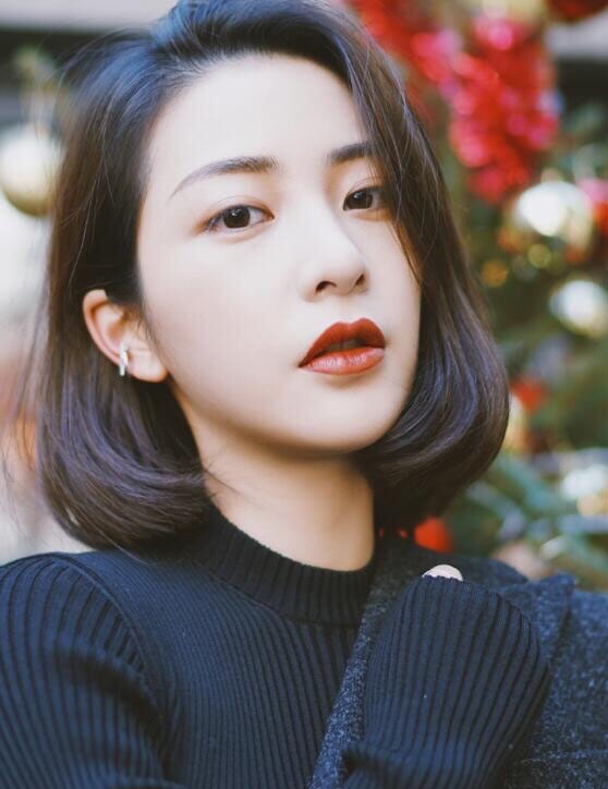 40岁女人别留"黑长直"了,今年流行的这5种发型,巨显年轻!