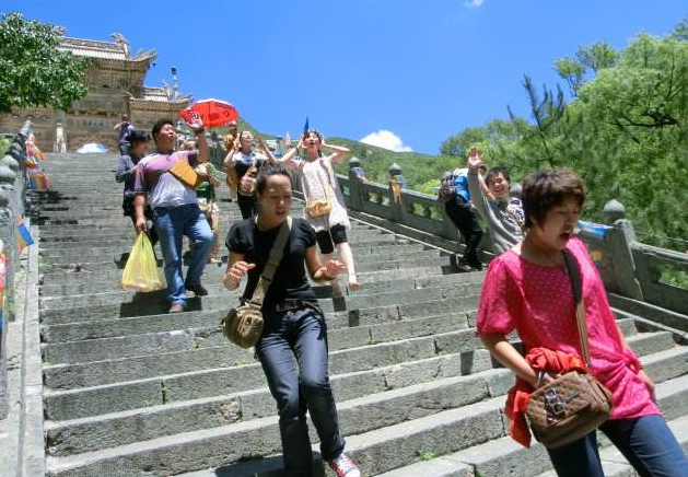 中国游客到五台山旅游,发现年轻美貌的尼姑变多了,这是为什么?