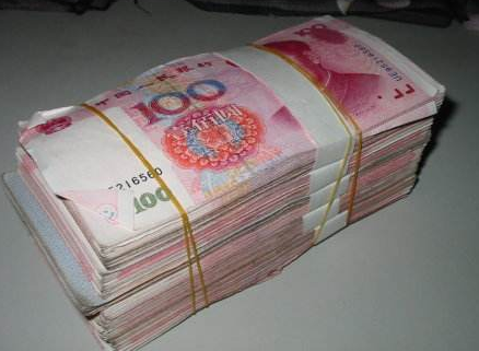 经理拿出一摞钞票羞辱乞丐,来了一辆豪车后,经理做出这样的举动