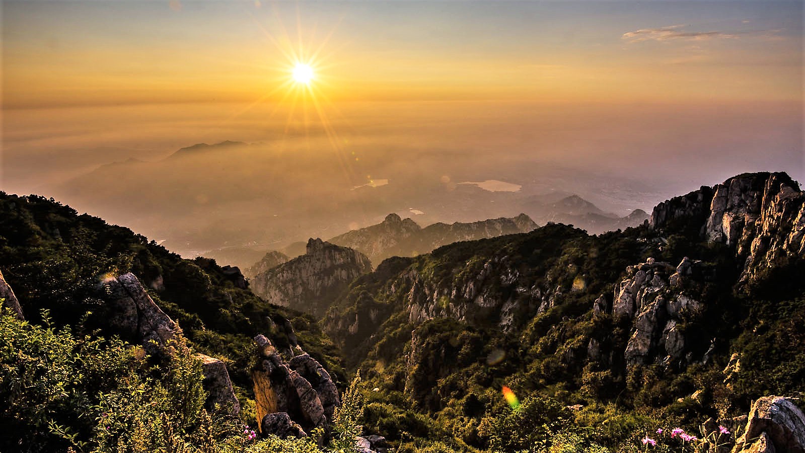 泰山最美的景就是日出云海的那一刻,当太阳徐徐的在云海中升起,万丈