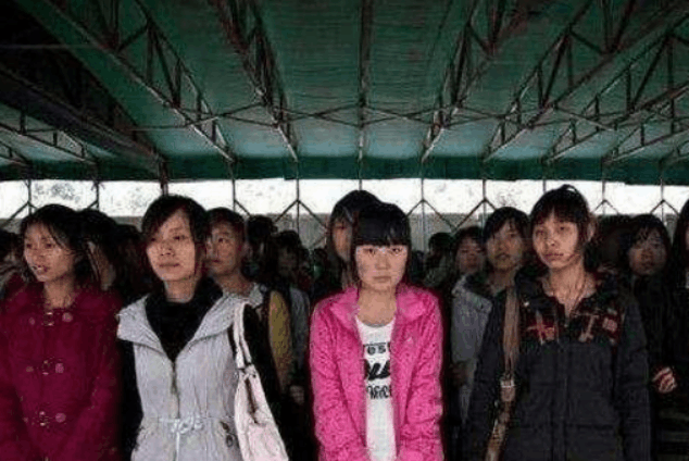越南妹子进了富士康工作后,感叹在中国挣得真多!