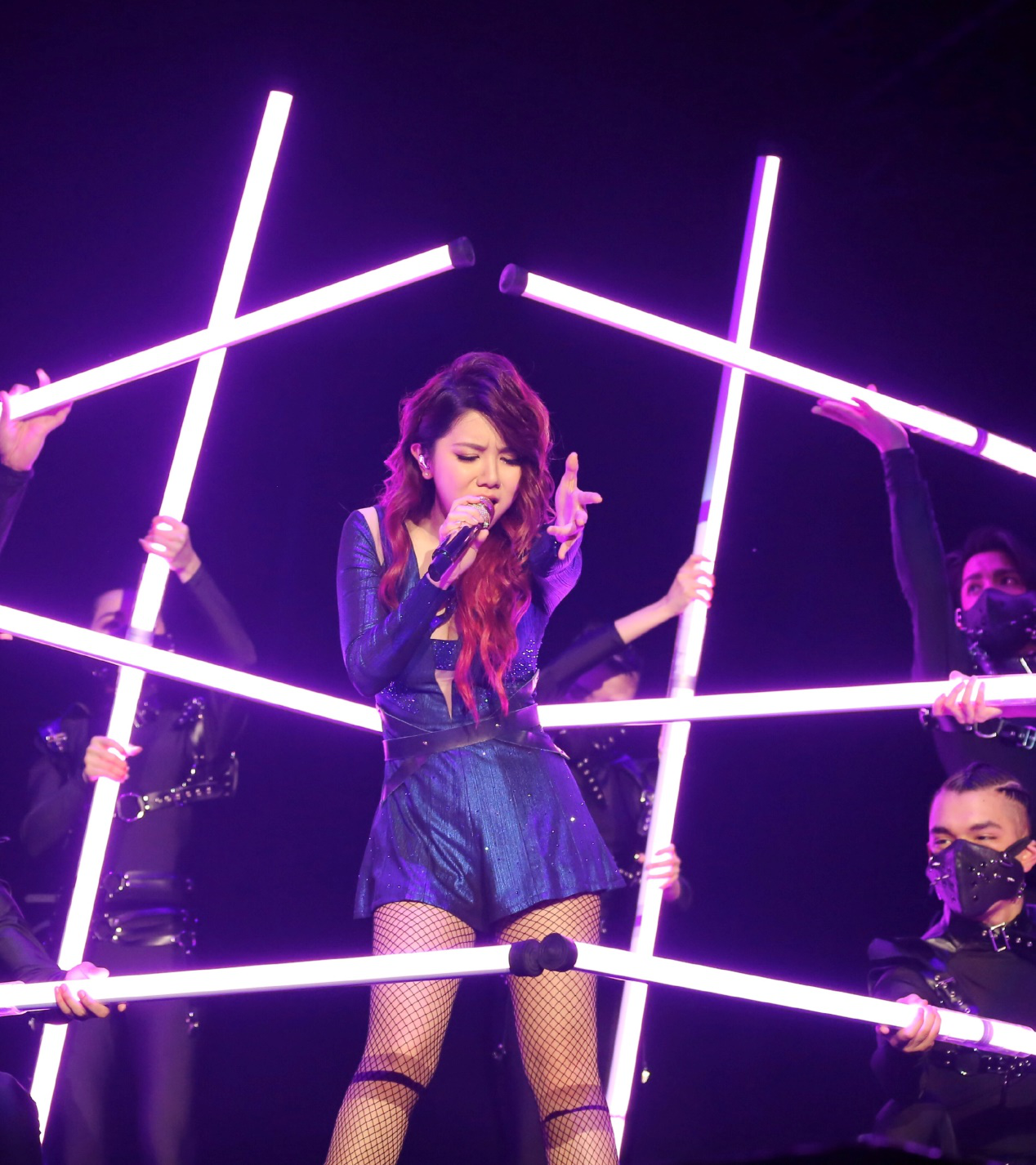 邓紫棋登台热舞,穿上渔网袜之后长腿立显,颇有国际巨星的范儿!