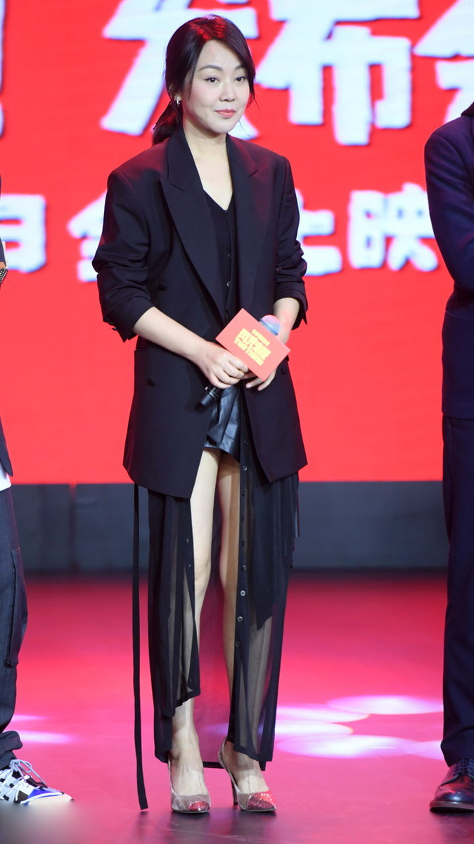 闫妮则一袭黑色连衣裙现身,故意前开叉,露出美腿吸引眼球.