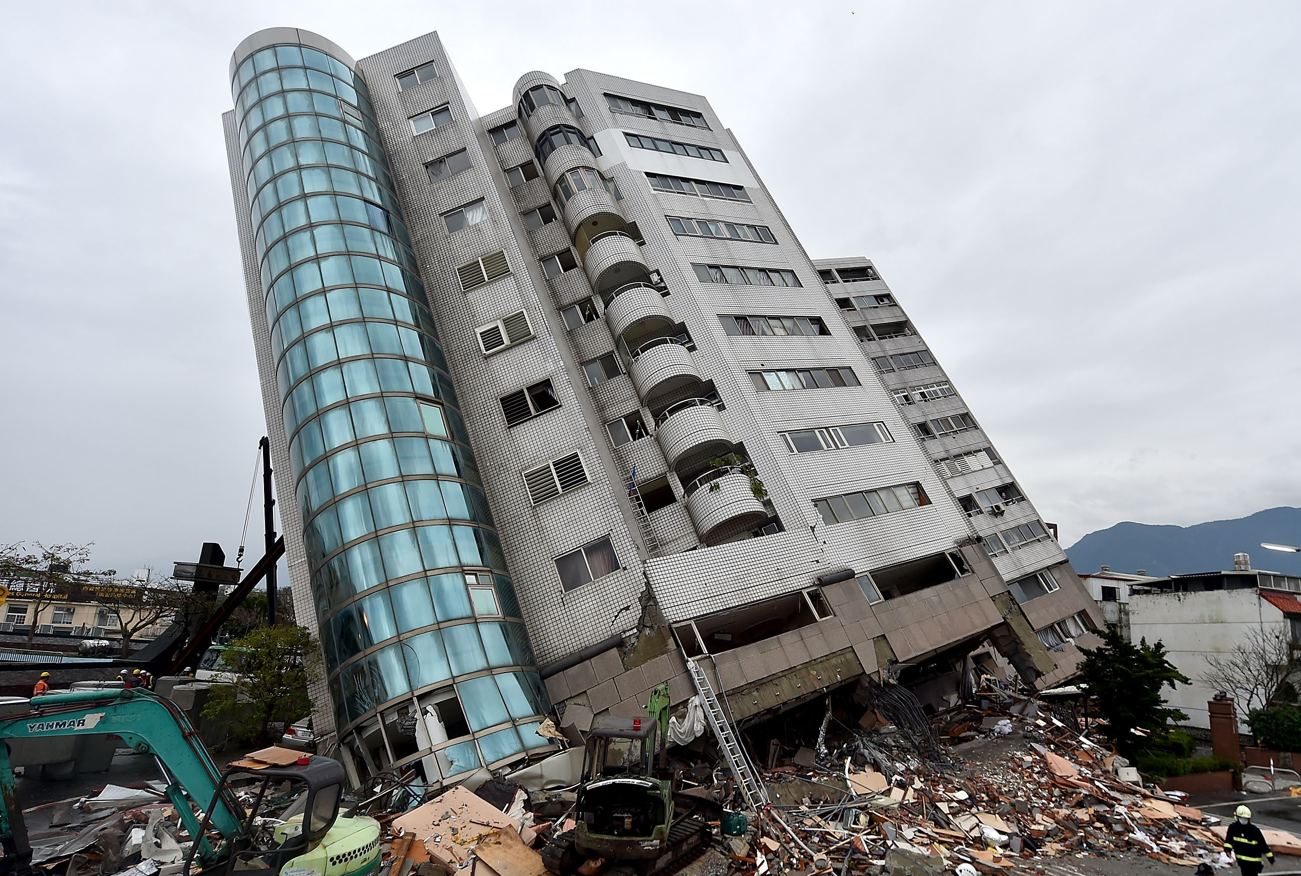 地震高楼倒塌图片