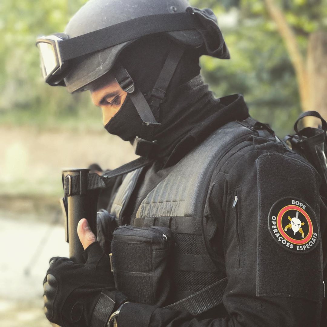 与毒枭正面硬刚!巴西票房冠军,巷战最强,打击罪犯毫不手软