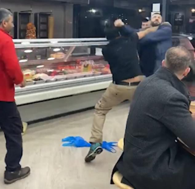 淡定哥爆红网络!英男子吃饭遇餐馆斗殴,泰然自若继续吃饭看热闹