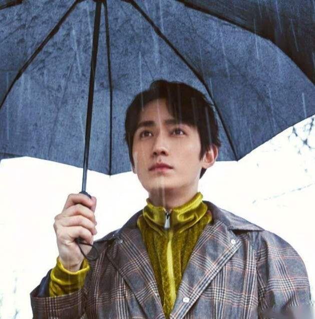 朱一龙打伞,杨洋打伞,鹿晗打伞,你想和谁一起打伞,我选千玺!