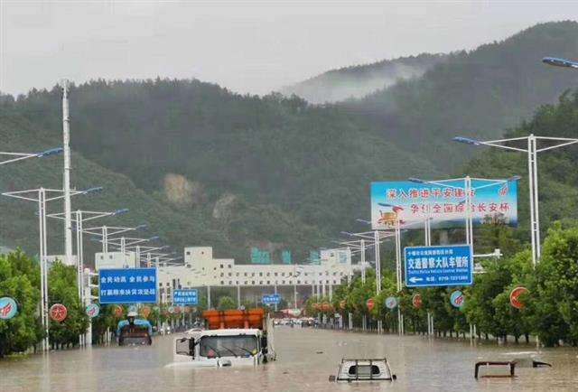 十堰暴雨图片