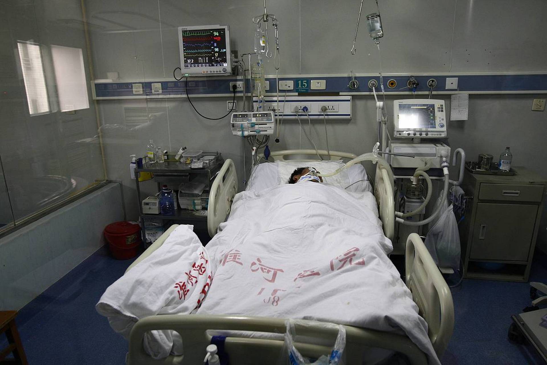 在社交媒体上,一条关于"icu很贵,不要因为吃剩菜来"的帖子引发了广泛