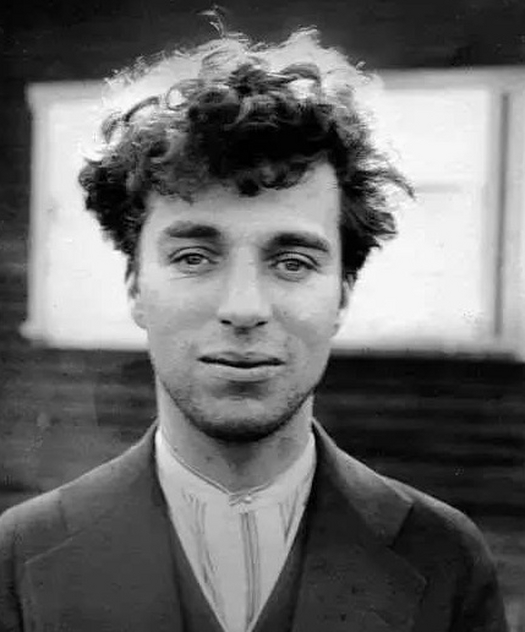 未成名前的卓别林,看起来只是一个忧伤而颓唐的年轻人,谁也不曾想他会