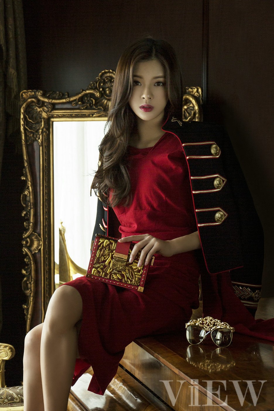 韩星李善彬,网友:站着坐着都很美