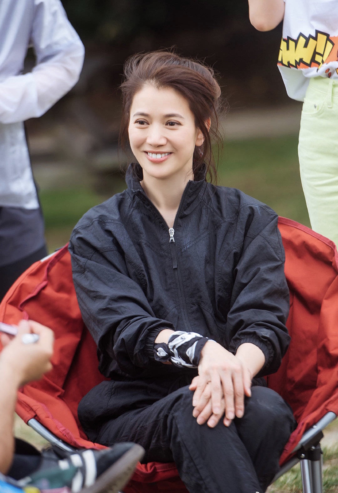 47岁袁咏仪一袭蕾丝拼接收腰裙超迷人,肤白红唇美回港姐时期