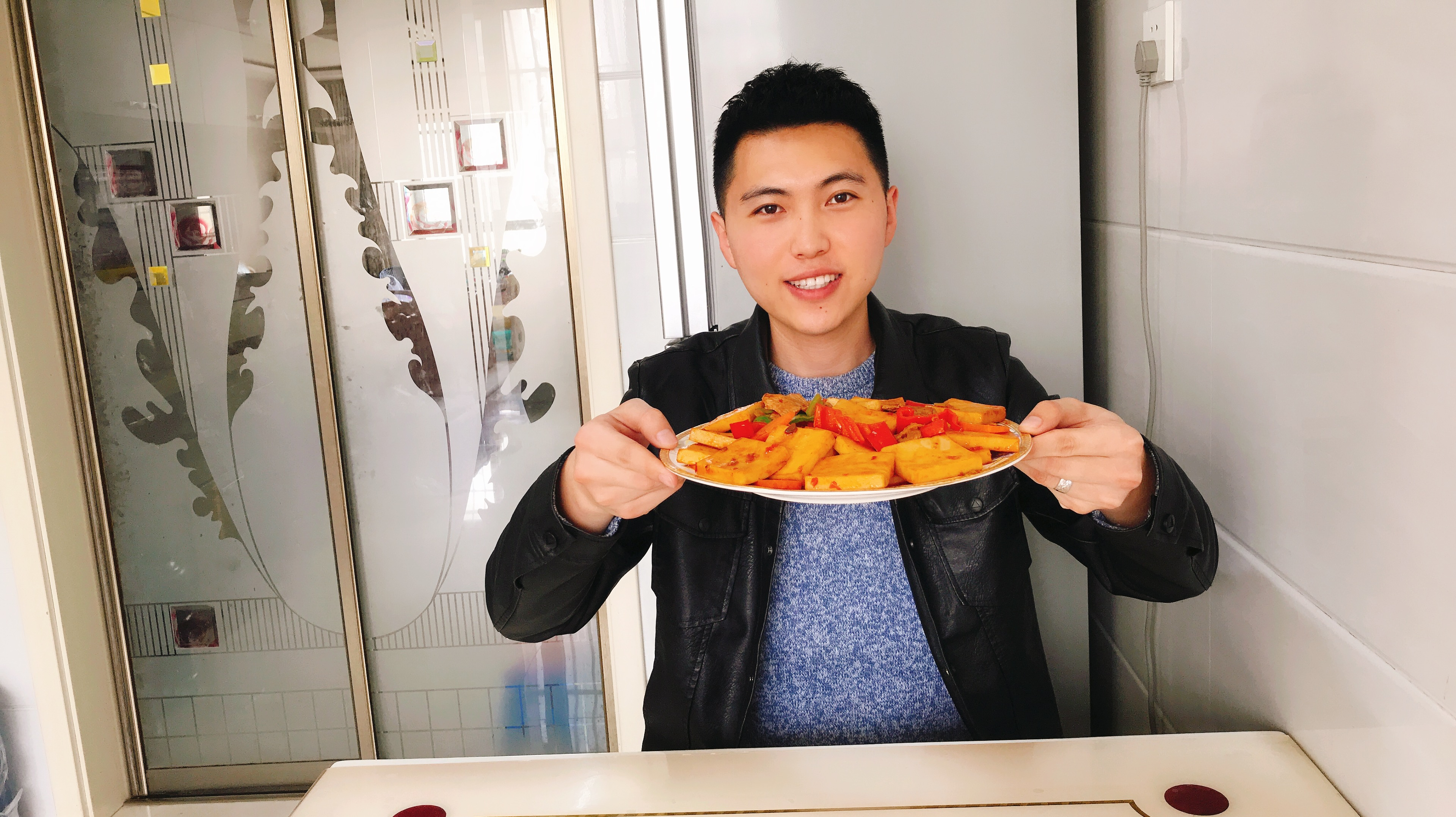 小伙今天做了一道小炒千页豆腐,配上米饭吃太过瘾了!