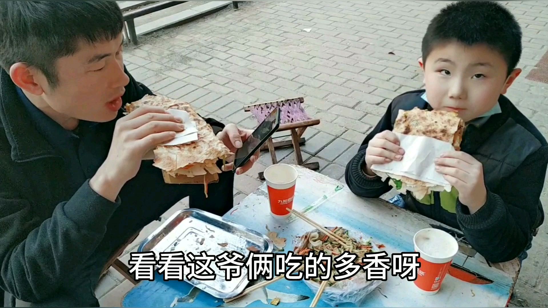 一家三口出门解馋,山东滕州的特色小吃菜煎饼,咬一口实在太香了