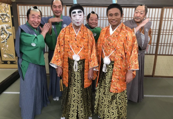 让我们不经想起了《阿笨与阿占》这一节目,其实,志村健在日本有着相当