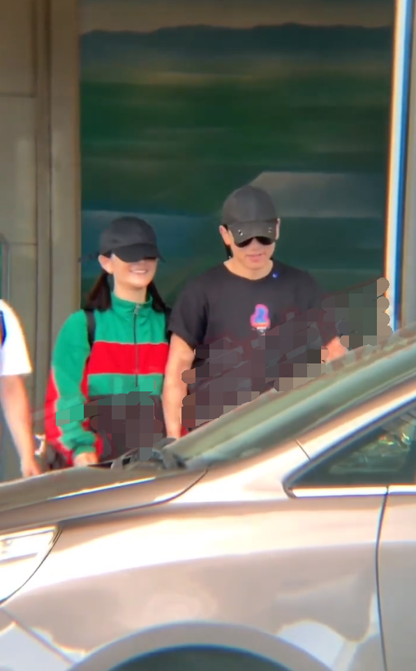 谢娜张杰手牵手现身机场,两人戴情侣帽,深情看着彼此笑得超甜