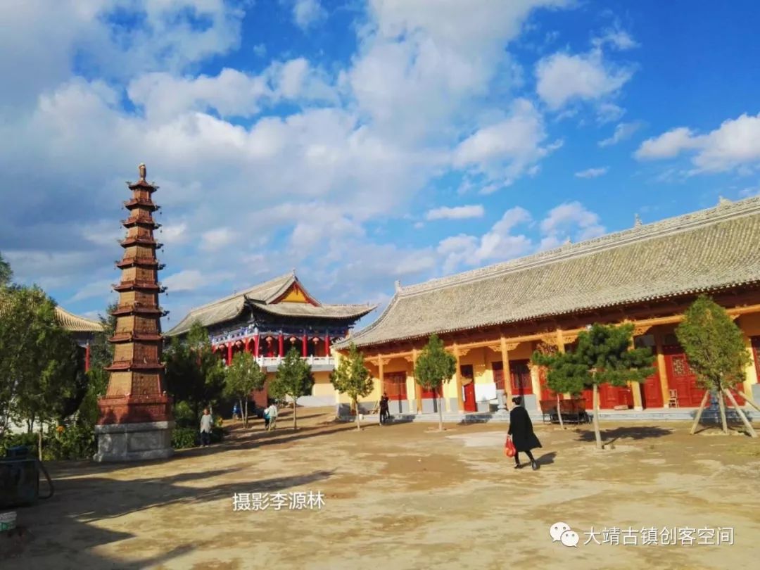 古浪县青山寺于10月12日上午10点在青山寺隆重举行升国旗仪式