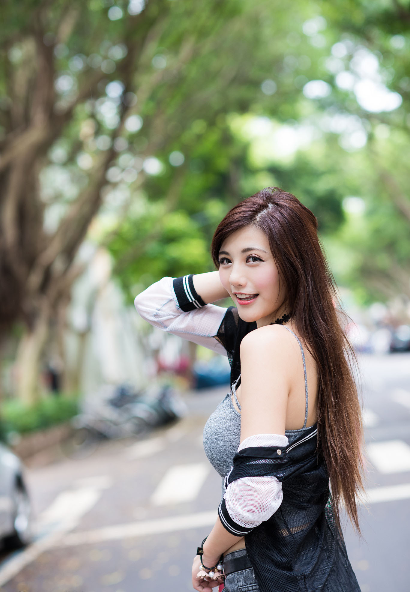 性感美胸美女陈葳街拍