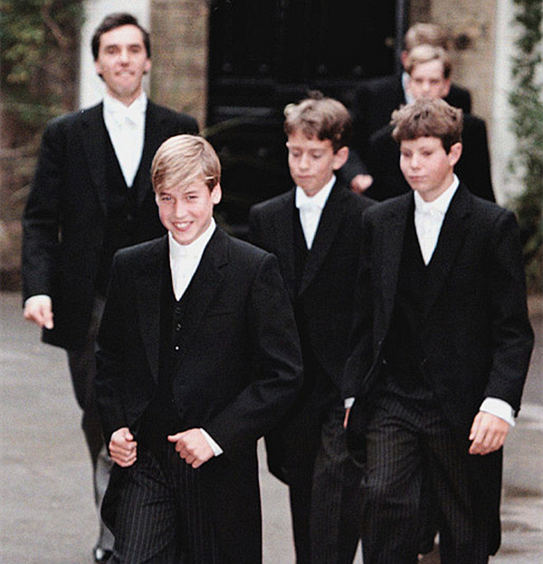 年月不详,威廉王子在世界著名的伊顿公学上学的路上向公众展示了他