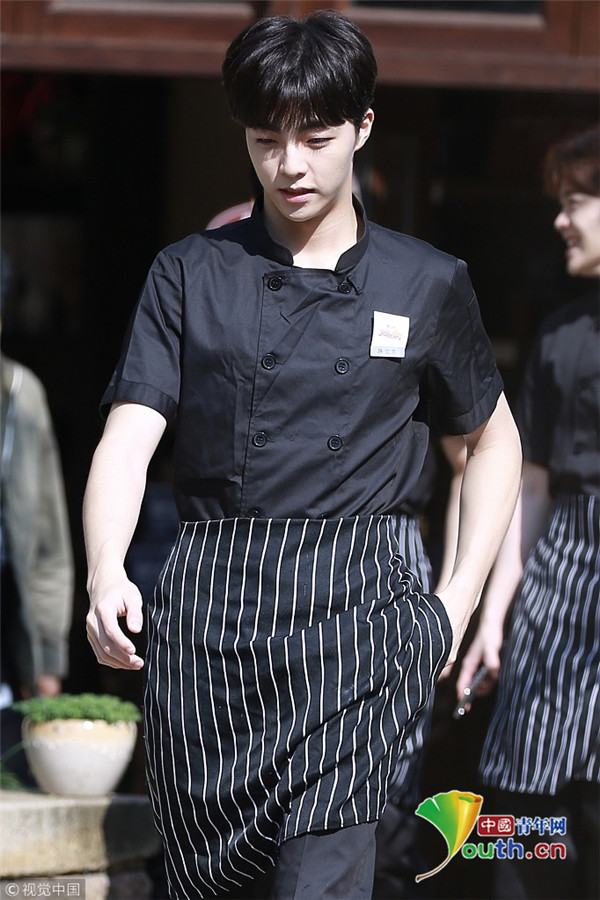 陈立农身穿厨师服化身最靓主厨 单手插兜不忘耍帅