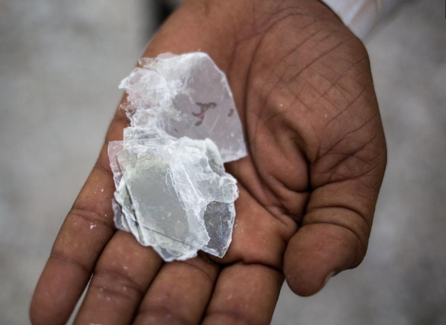 印度八岁矿工,开采高价云母,人身安全无保障