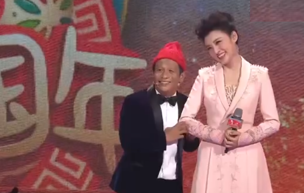 周涛主持山东春晚与宋小宝同台,画风"迥异"超好笑
