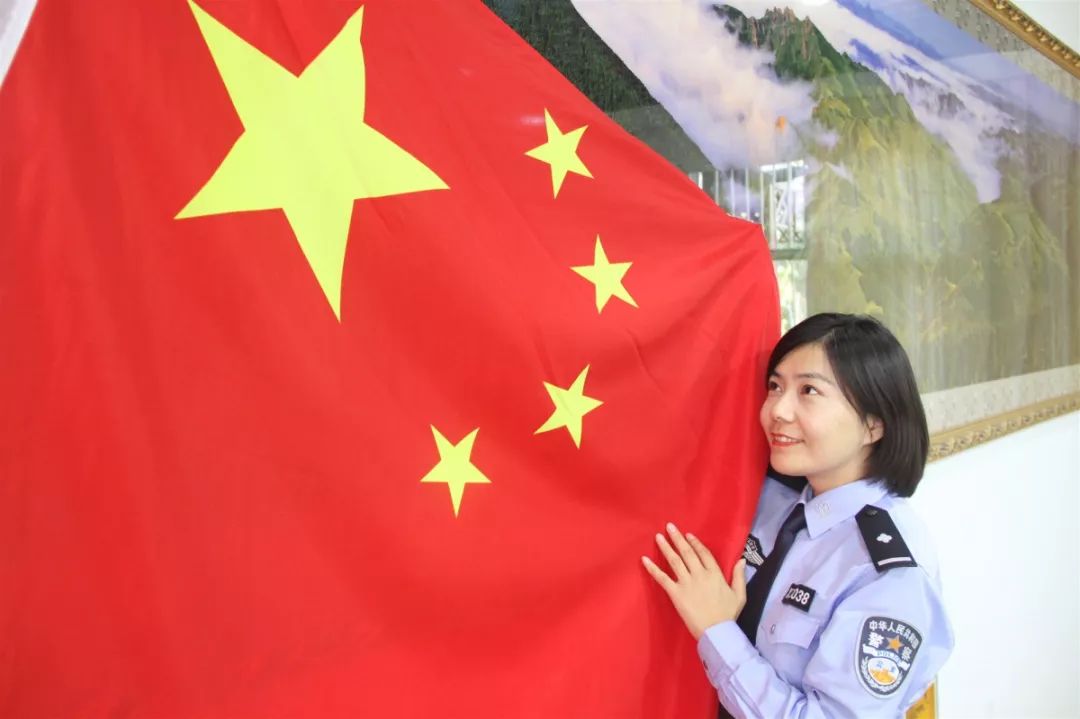向国旗敬礼 为祖国守护 阿鲁科尔沁旗森林公安忠诚告白祖国