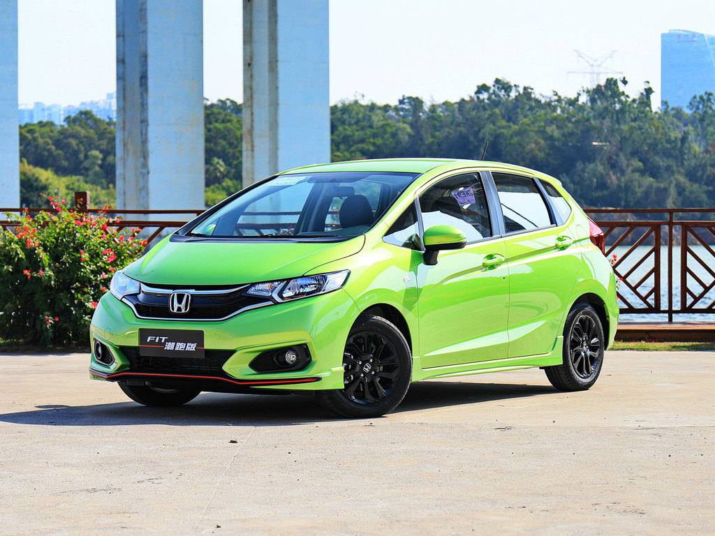 本田运动小型车,帅气的车身,比肩宝马3系,油耗5.3l