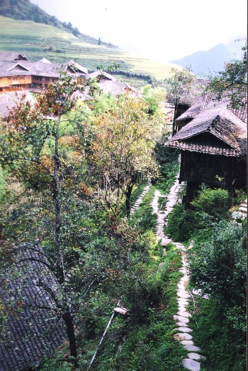 牧笛溪村地处张家界的最南端,淳朴的乡风和土家吊脚楼组成的最纯味的