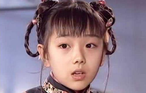 胡雅斯扎着两条辫子,还留着齐刘海,而且还长得非常的可爱,长大后的她