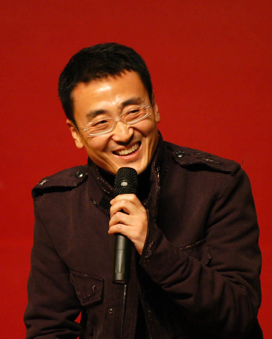 刚开始主持的常态节目是娱乐资讯节目《相聚凤凰台》,后担任过新闻