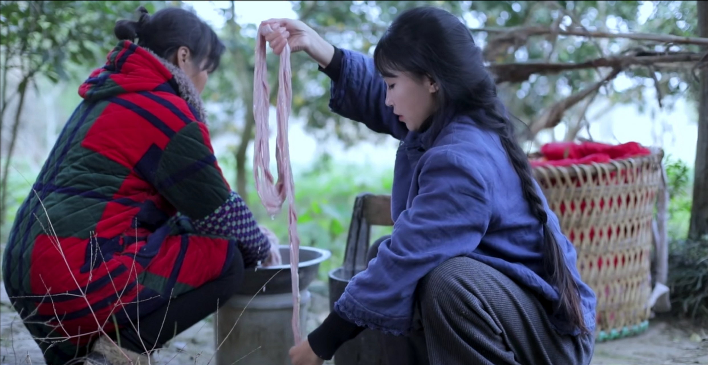 在网上看到一个国外小哥看李子柒的视频,大概因为没有字幕也不懂中文