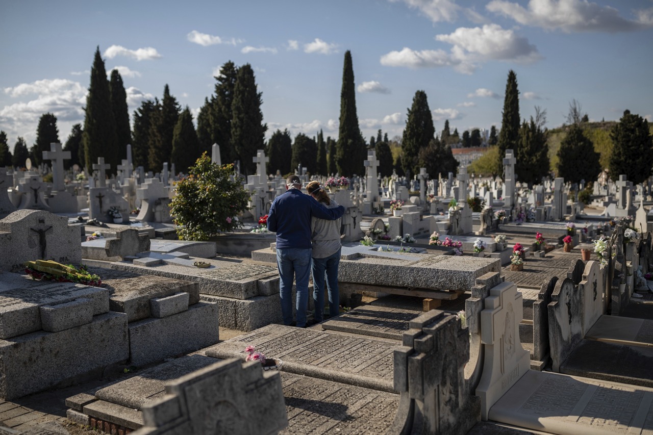 西班牙死亡人数破五千,尸体被仓促掩埋的无人葬礼