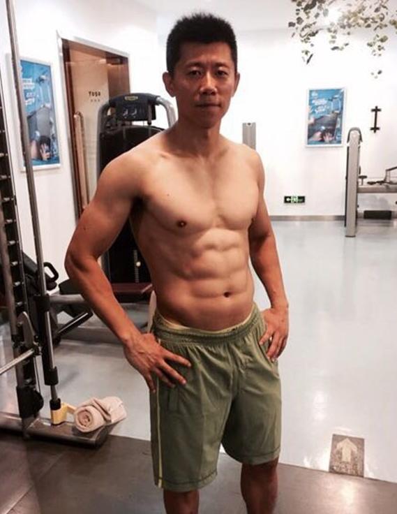 参观袁泉住的豪宅,房屋设计时尚简约,书房装修最用心了