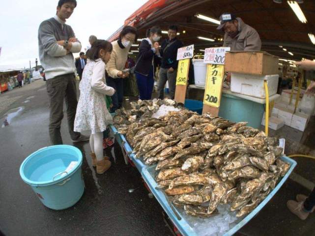日本顶级"巨型牡蛎",破开后接着生吃,看完让人口水直流!