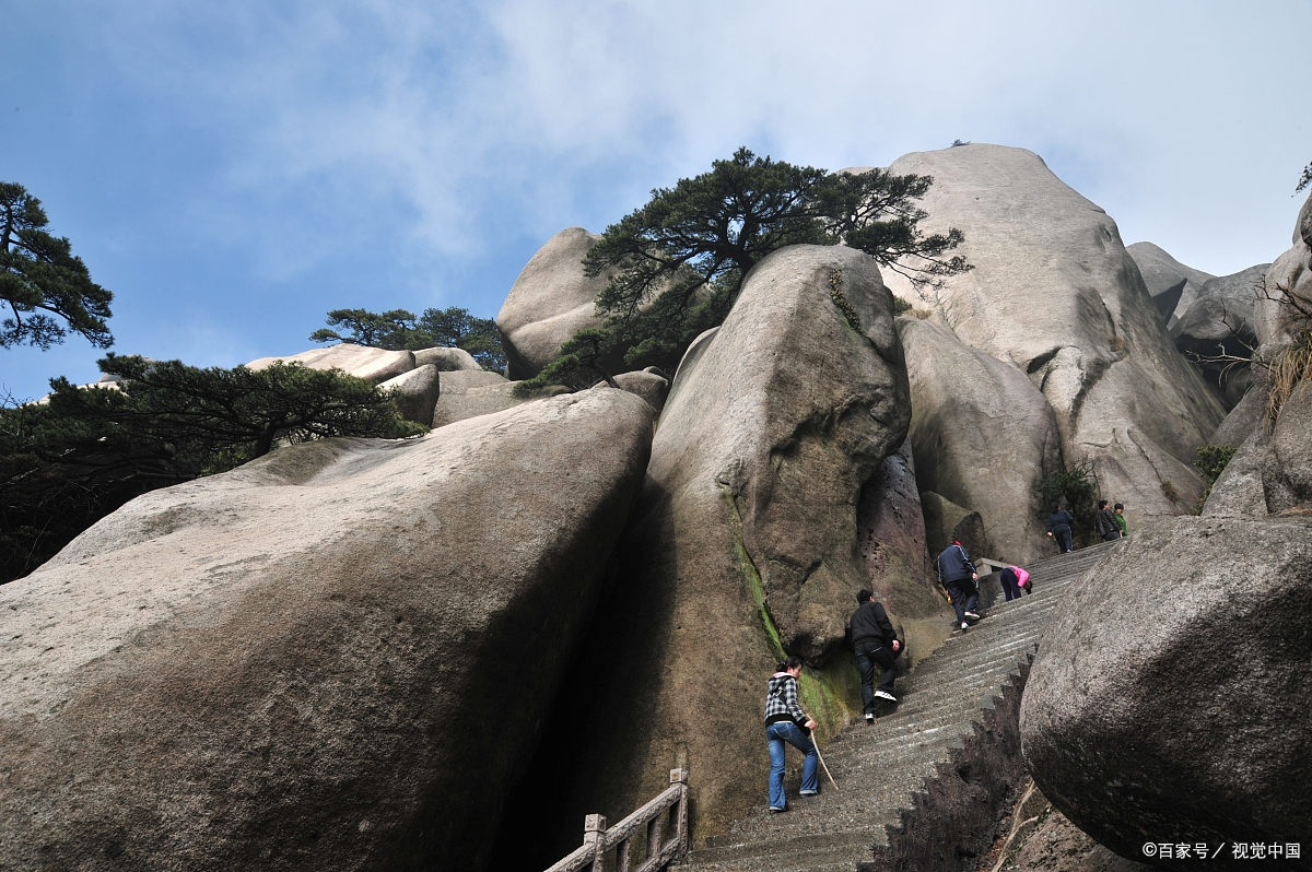 安徽天柱山著名风景名胜区,由诸多形态各异的山峰丛林组成