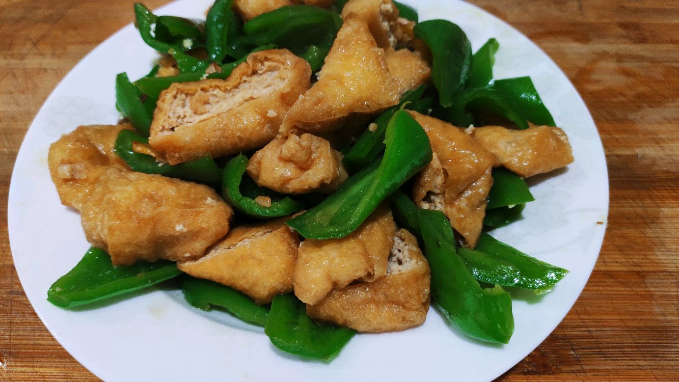 大厨分享青椒油豆腐的做法,鲜香可口,这样做比肉还香,简单美味