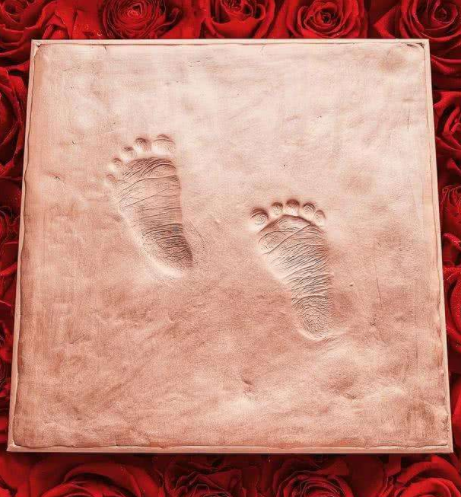 本想模仿明星晒新生儿脚印,宝爸找医生却没要到,真相是怎么回事