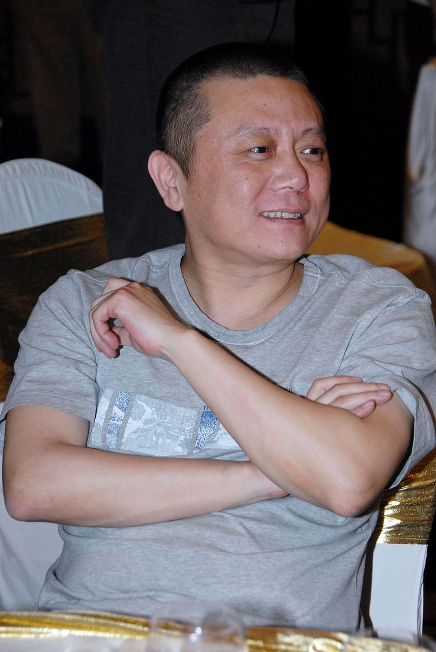 既平静又焦虑,平静在自己的本来面目中,焦虑在于按捺不住表态的冲动.