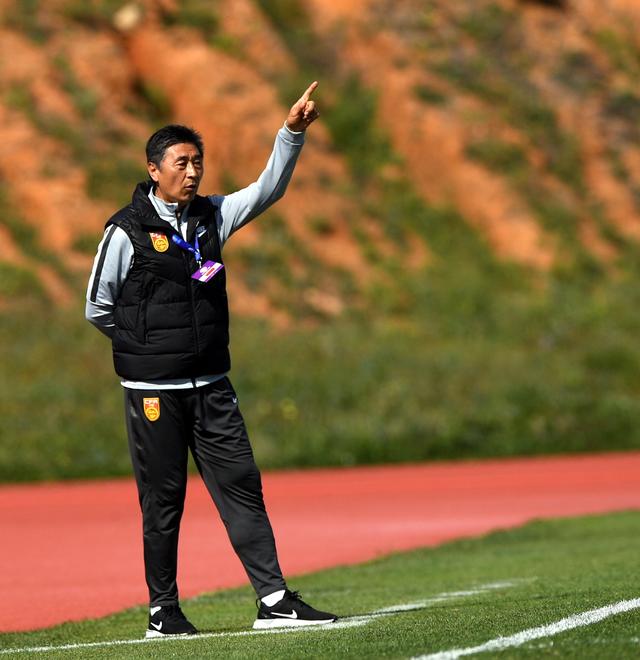 3月1日,中国队主教练贾秀全在比赛中指挥.