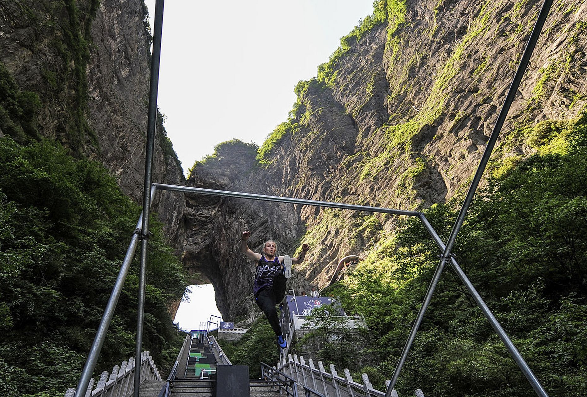 天门山位于张家界,是著名的旅游景点,而直梯则是通往天门洞的主要交通