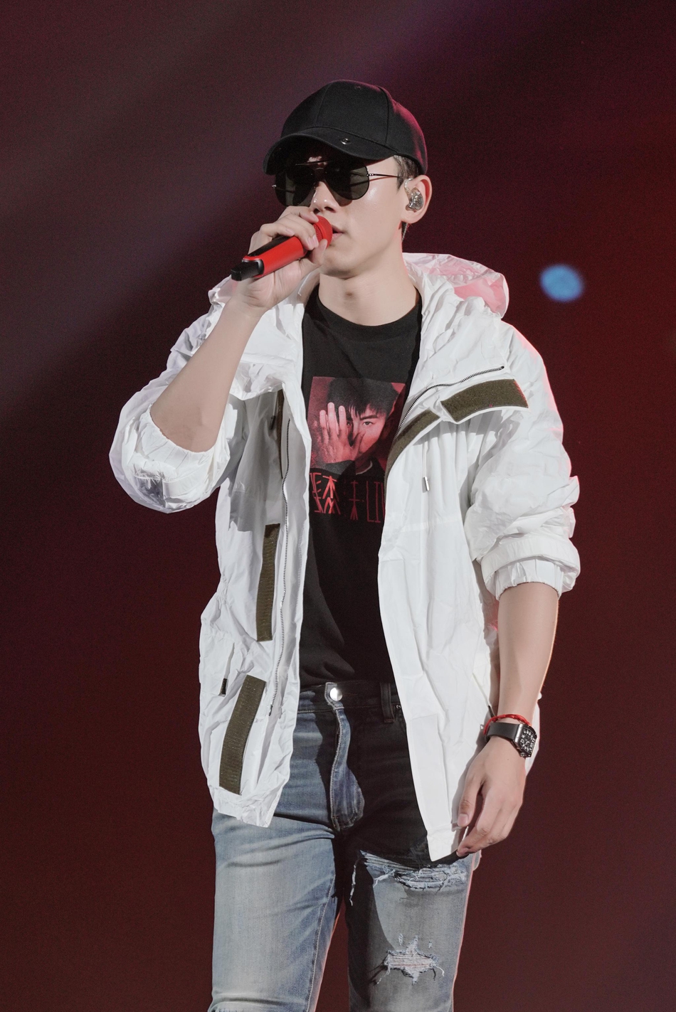 感觉张杰戴上墨镜和棒球帽,没有穿皮衣皮裤的时候,怎么有点像张继科呢