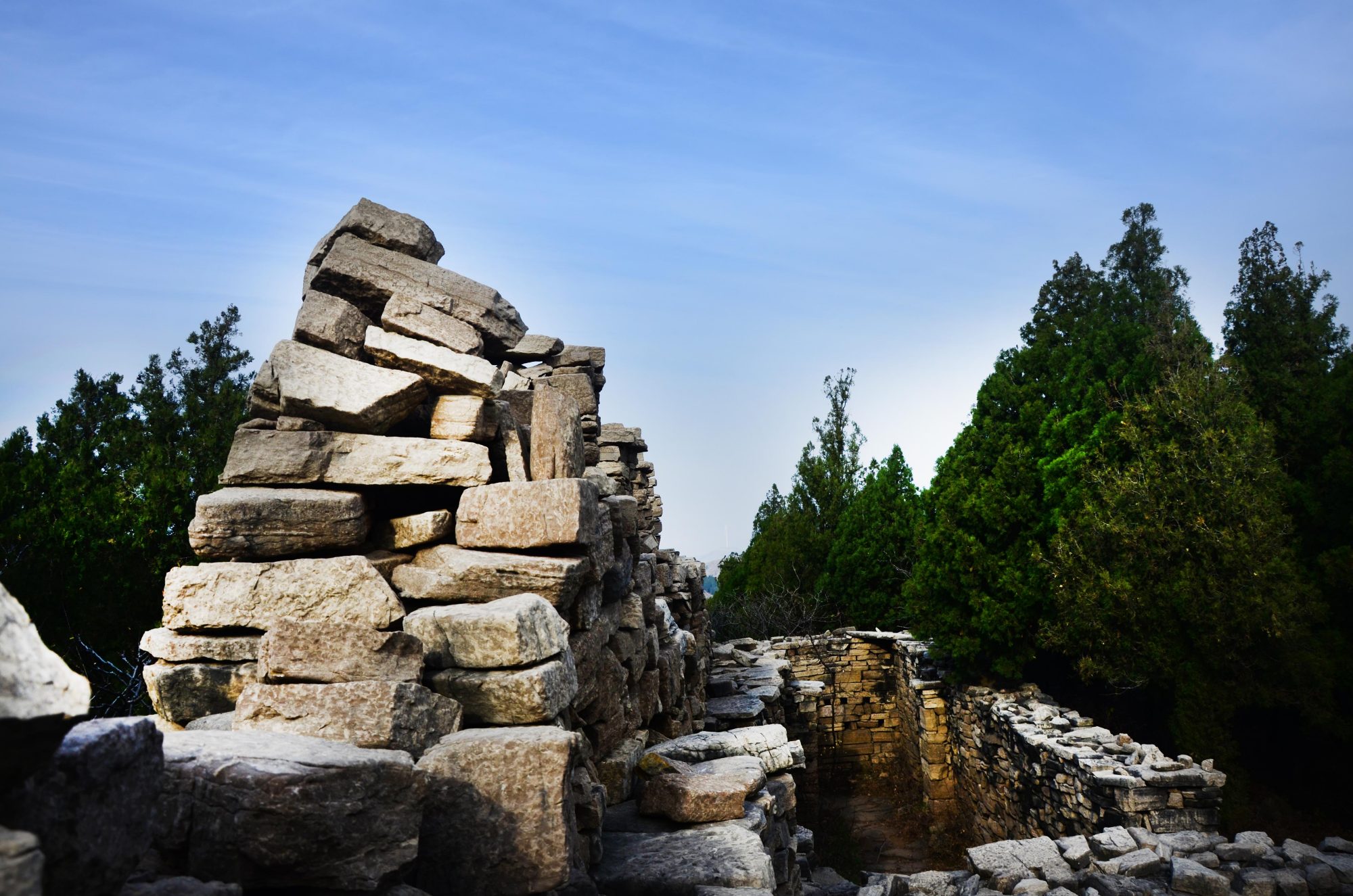 齐长城横跨齐鲁大地,不仅在济南,在淄博,临沂,泰安,潍坊,青岛都有遗迹