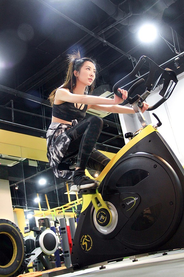 童苡萱健身照大方"炫腹" 完美倒立身材火辣