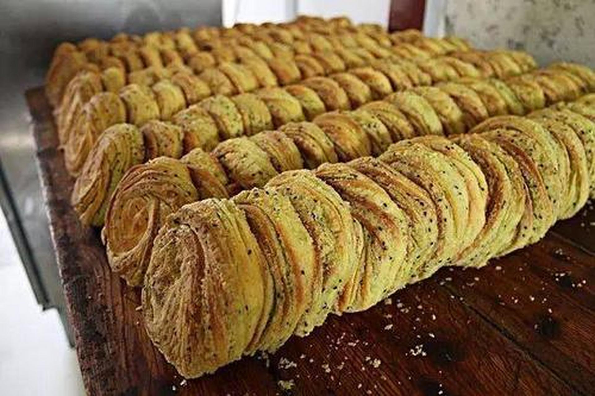 城市小吃地图#巴里坤油酥馍,烧烤不同形状和不同配料,不同口味的馍 