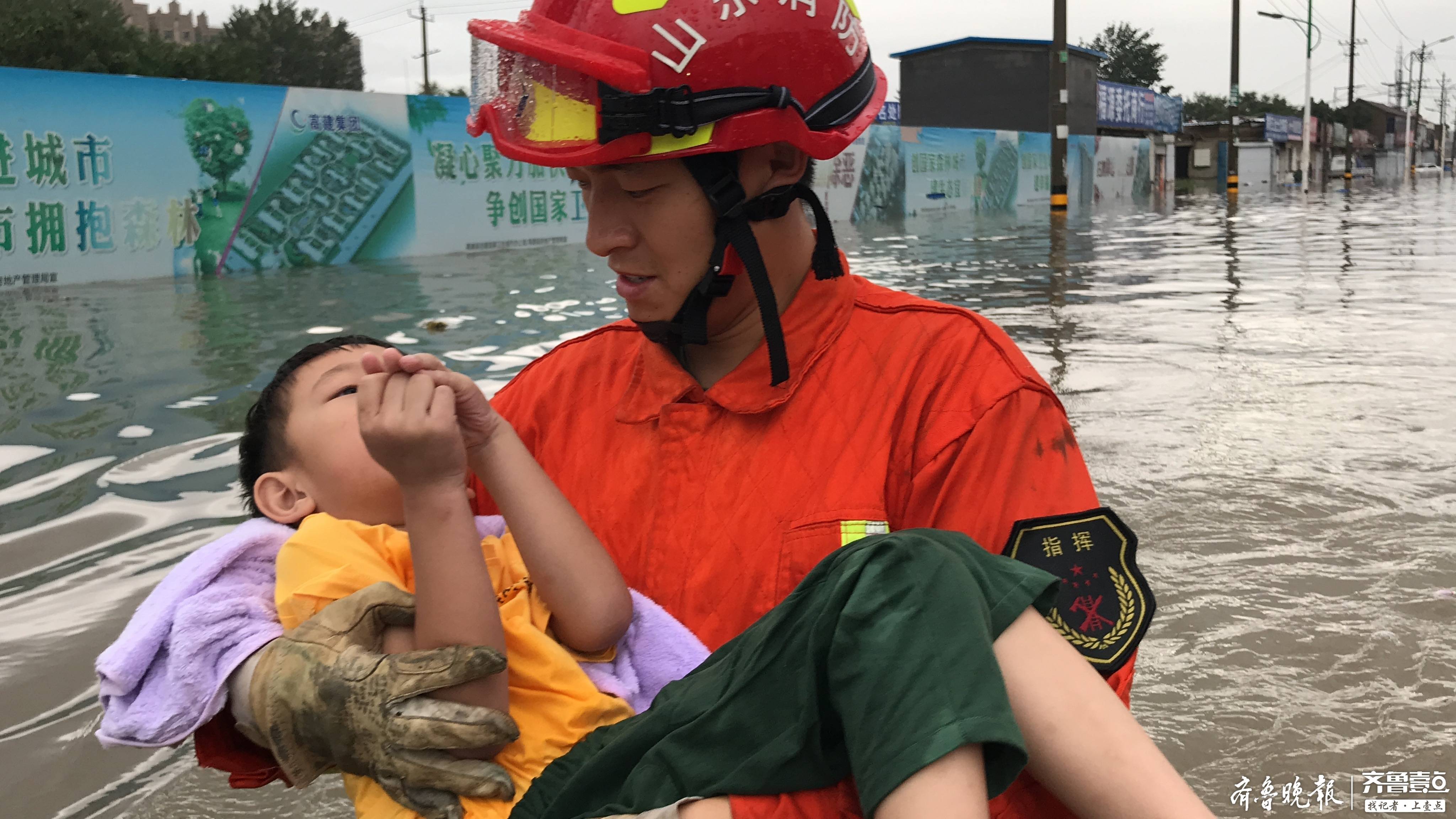 5小时救援60人!聊城大暴雨中消防员涉水救人
