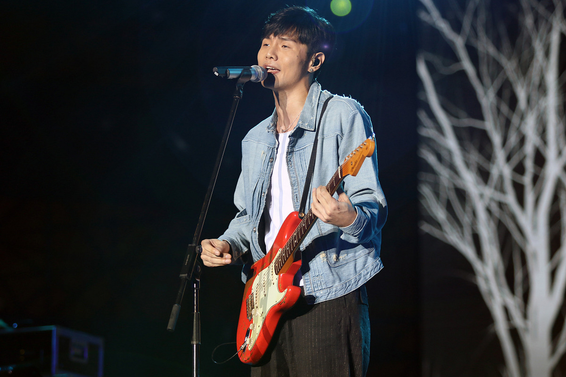 李荣浩,真的是一位天才歌手,他不仅会唱歌,还会作词,作曲,甚至会编曲.