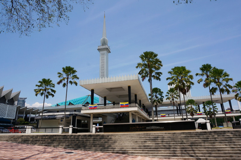 馬來西亞國家清真寺(natlonal mosque)位於與夏穆迪蘇丹路上,在火車站