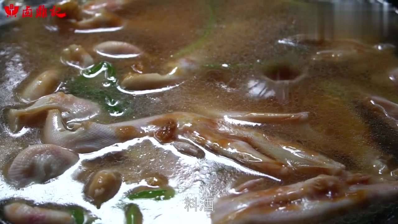 老蔡今天做一个鲍鱼汁筢鸭掌 鲜美至极 鸭掌软糯适口